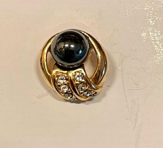 Pendientes dorados con perla negra