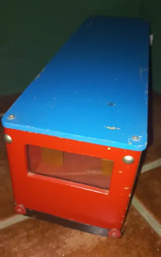 Autobús de madera artesanal