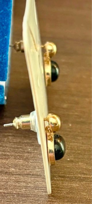 Pendientes Parfois dorados con piedra negra