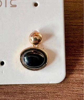 Pendientes Parfois dorados con piedra negra