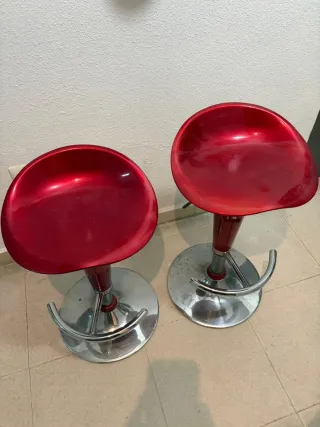 2 Banquetas Altas Rojas y Plateadas