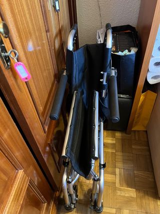 Silla de ruedas plegable para interior