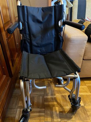 Silla de ruedas plegable para interior