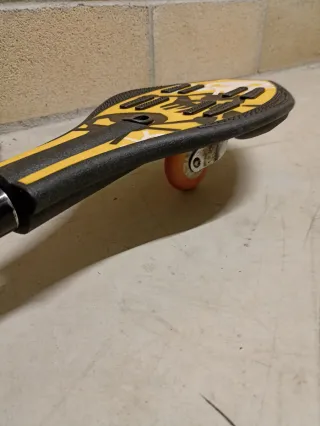 Waveboard o surfskate giallo