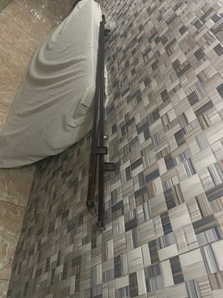 Letto con testiera in metallo e legno