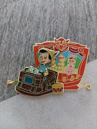 Pin de atracción de Pinocho