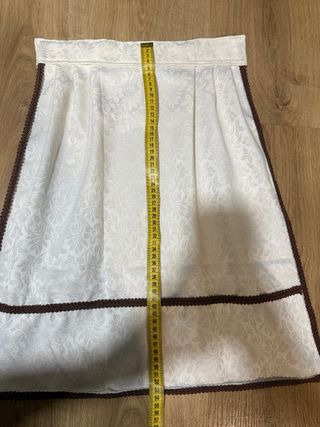 Delantal huertana damasco beige detalle marrón
