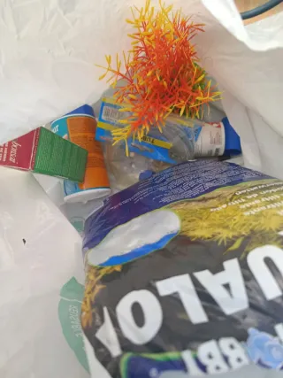 Acuario de 100 litros con accesorios.