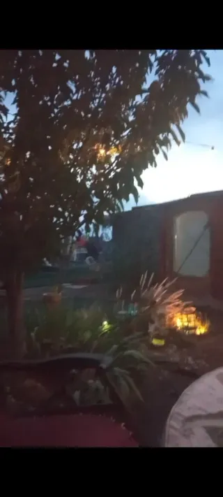 Se vende terreno con caseta y cabaña árboles