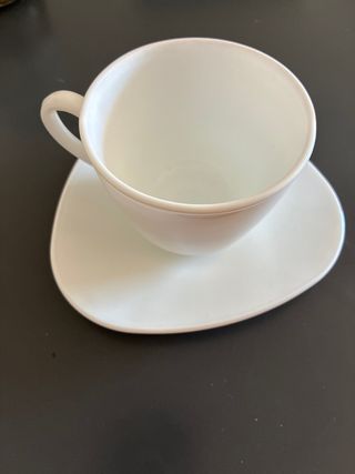 10 Tazas y platos de porcelana blanca.