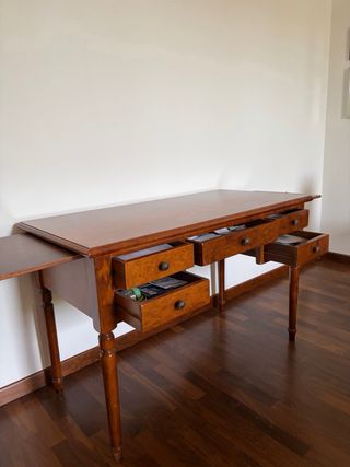 Scrivania in noce con cassetti