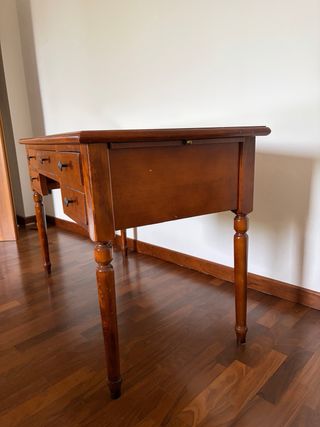 Scrivania in noce con cassetti