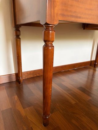 Scrivania in noce con cassetti