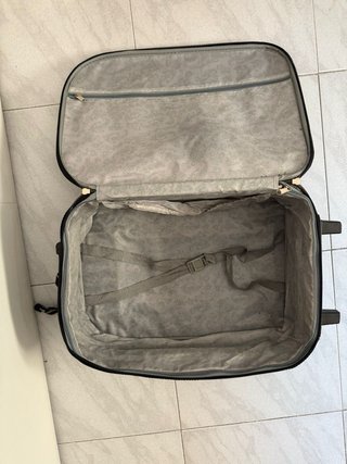 Maleta de viaje negra con ruedas