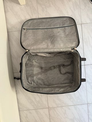Maleta de viaje negra con ruedas