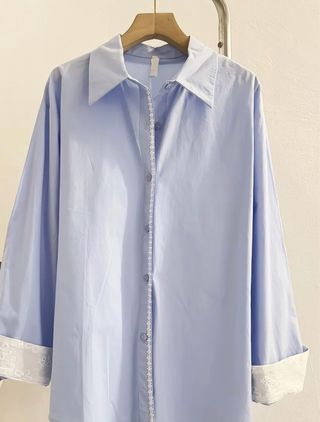 Camicia donna azzurra con pizzo