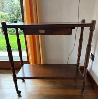 Tavolino con cassetto e rotelle