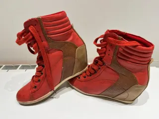 Botines rojos con detalles marrones