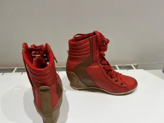 Botines rojos con detalles marrones