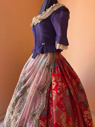 Traje rojo con corpiño Morado con Zapatos Talla 36