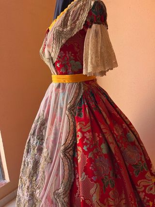 Traje rojo con corpiño Morado con Zapatos Talla 36