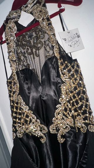 Abito lungo nero con dettagli oro