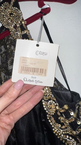Abito lungo nero con dettagli oro