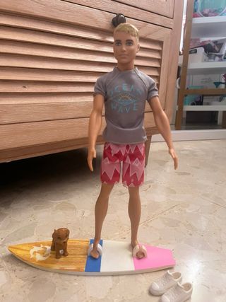 Muñeco Ken Barbie Surfero con Tabla y Perro