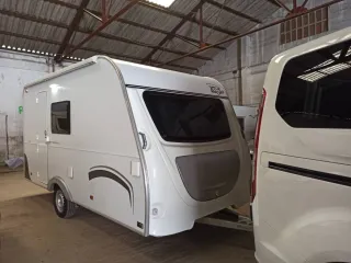 Caravana blanca con toldo