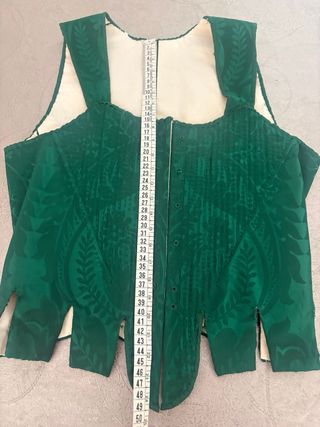 Traje de huertana verde y rojo