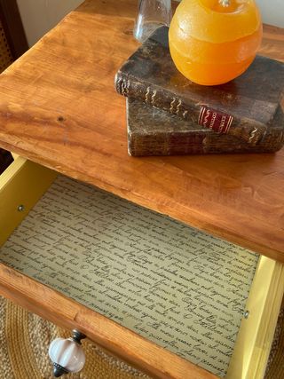 Mesita auxiliar restaurada madera y amarillo