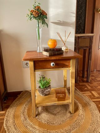 Mesita auxiliar restaurada madera y amarillo
