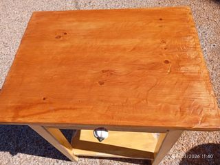 Mesita auxiliar restaurada madera y amarillo