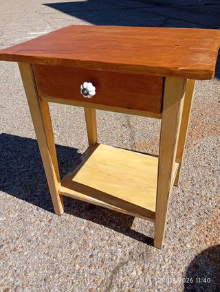 Mesita auxiliar restaurada madera y amarillo