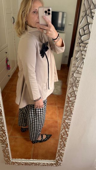 Casaca cuello chimenea beige con flor negra