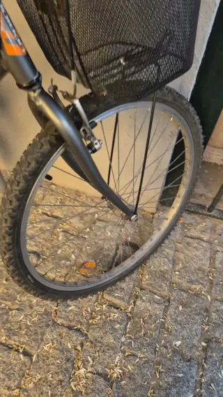 Bicicleta de montaña naranja con cesta