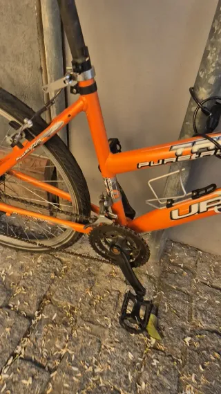 Bicicleta de montaña naranja con cesta