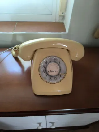 Teléfono antiguo beige