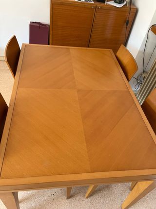 Mesa de comedor de madera con 4 sillas