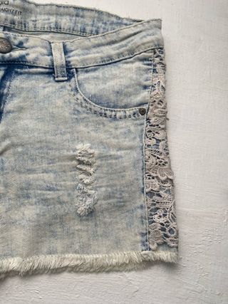 Pantalón corto vaquero con encaje