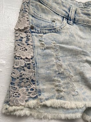 Pantalón corto vaquero con encaje