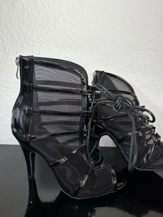 Zapatos de baile de malla y tacón