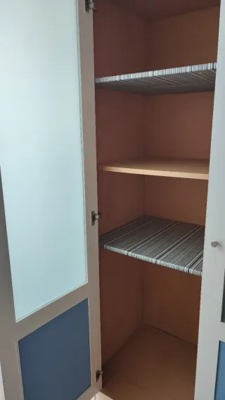 Armario y cómoda azul y blanco, de madera maciza