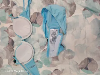 Costume da bagno blu con dettagli