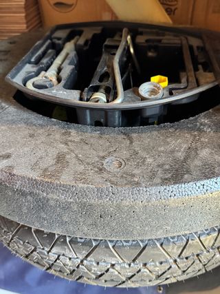 Rueda de repuesto y gato