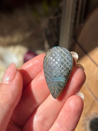 Labradorita tallada azul gota cabujón