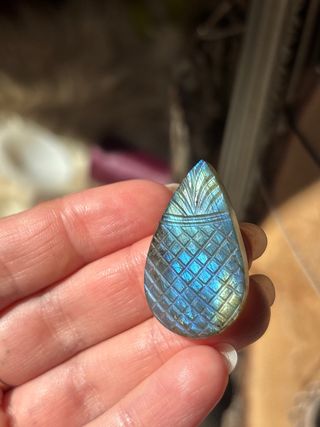 Labradorita tallada azul gota cabujón