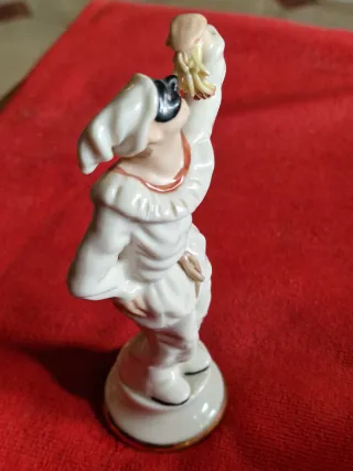 Statuetta Pulcinella in porcellana cm. 15,5