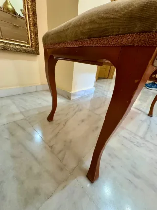 Banco antiguo de terciopelo y madera