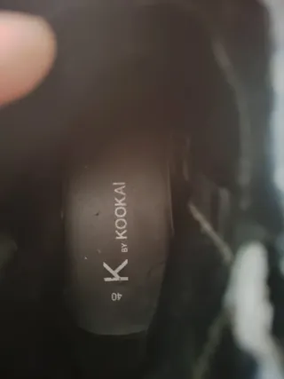 Botines negros con tachuelas y hebillas